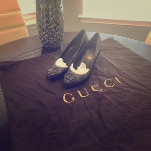 Black leather Gucci pumps with round toe Sz 8.5